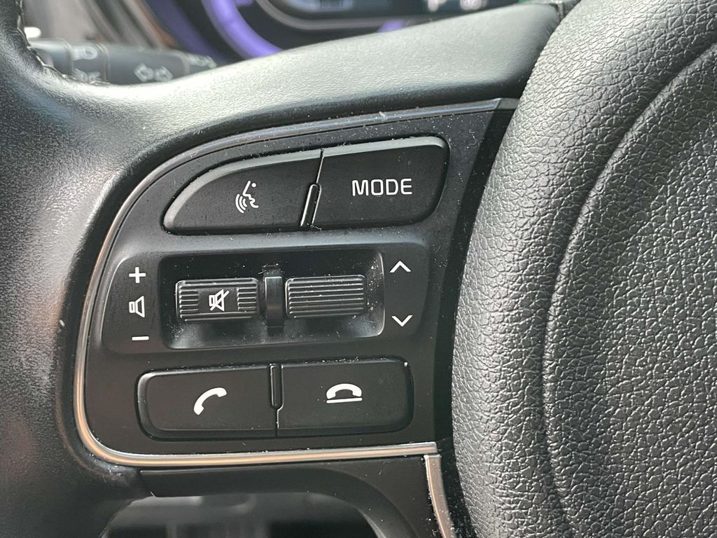 2020 Kia Niro LXS photo 17