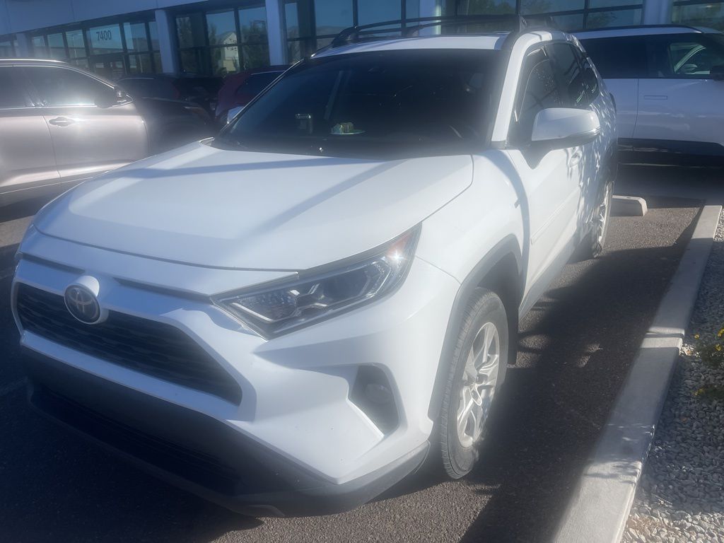 2020 Toyota RAV4 Hybrid XLE photo 2