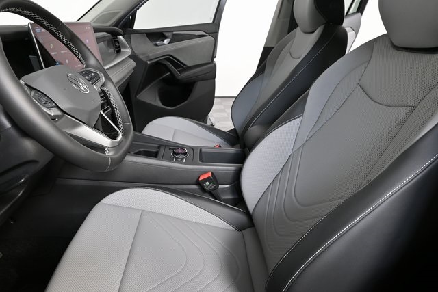 2026 Volkswagen Tiguan SE photo 4