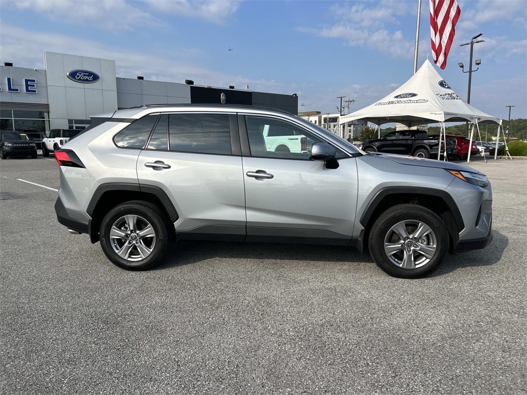 2024 Toyota RAV4 XLE photo 3
