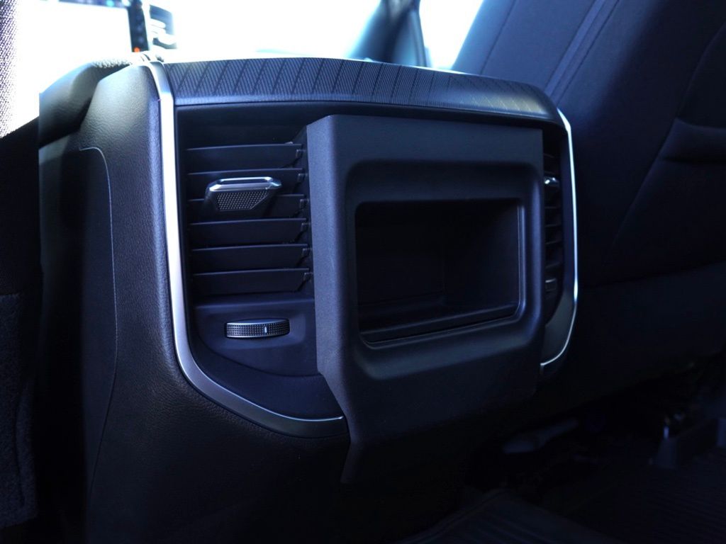 New 2026 Diamond Black Crystal Pearl-Coat Exterior Paint RAM Big Horn Night Edition image 22