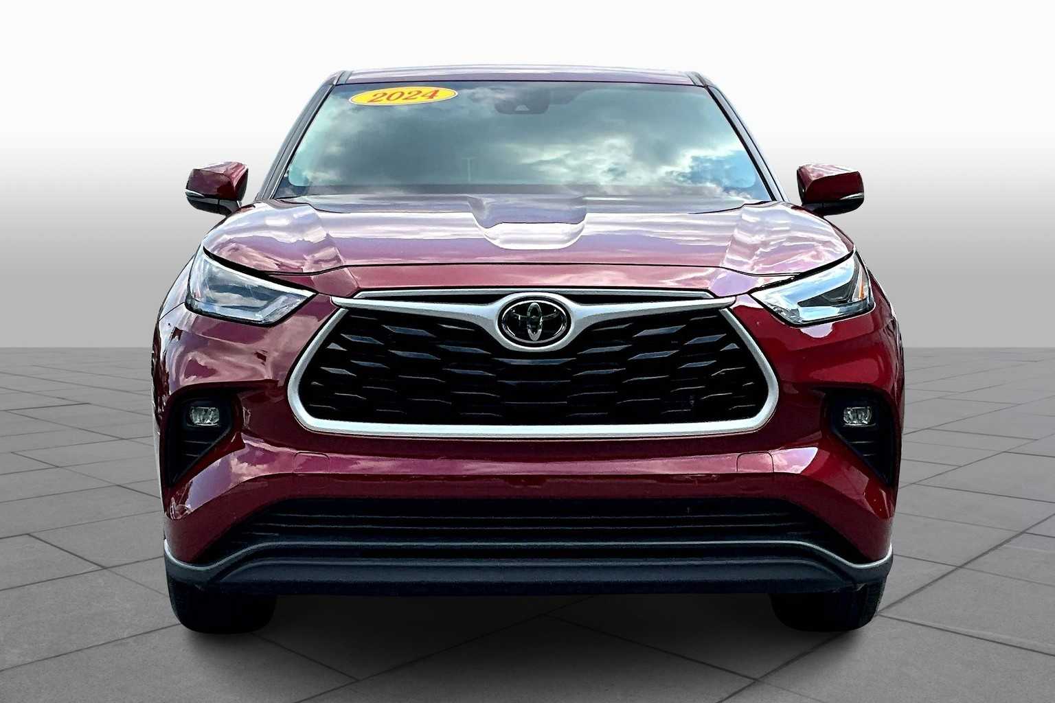2024 Toyota Highlander LE photo 3