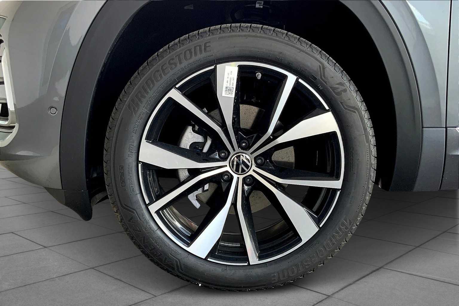2025 Volkswagen Atlas Cross Sport SEL Premium R-Line photo 8