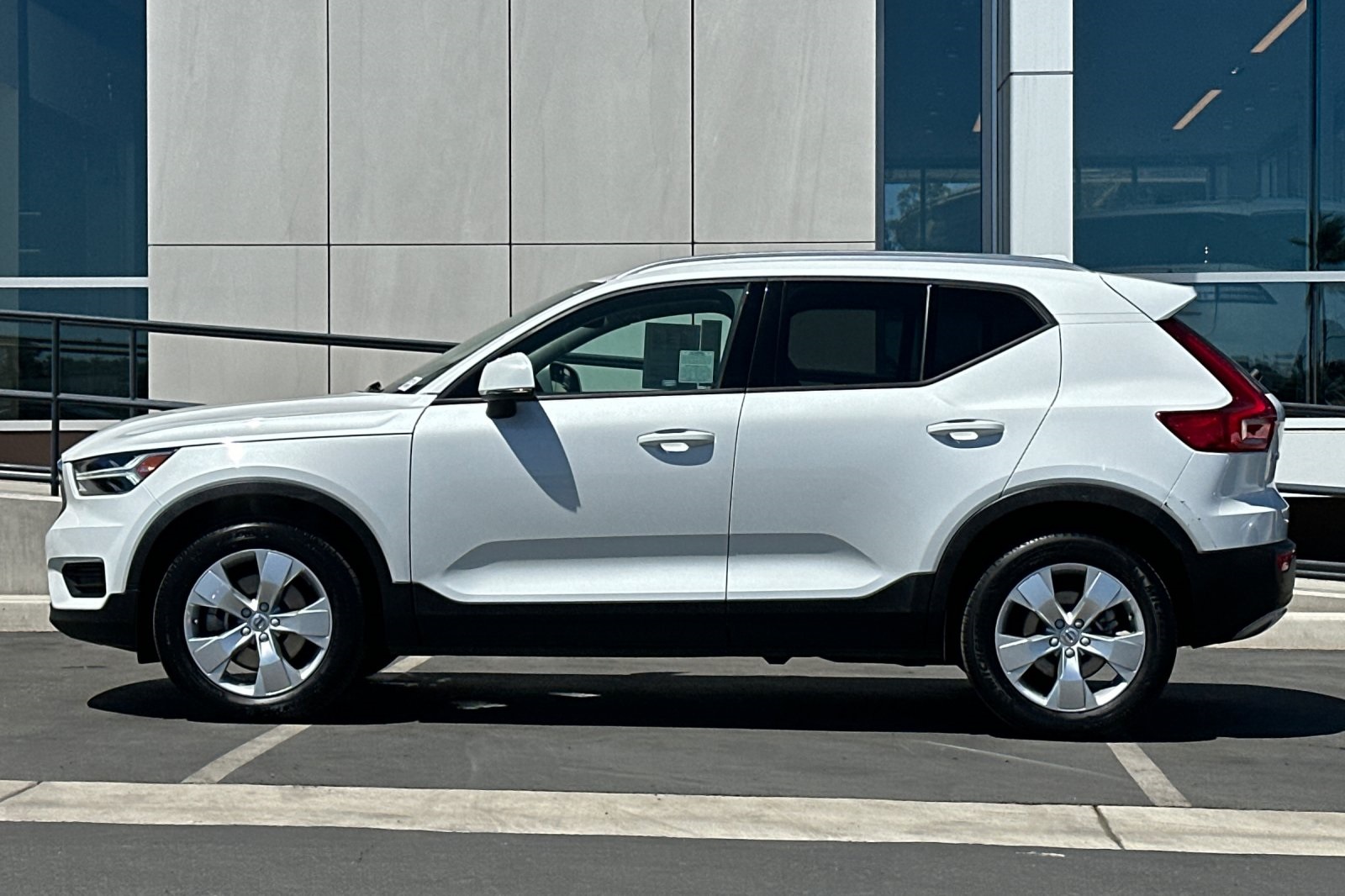 2022 Volvo XC40 Momentum photo 3