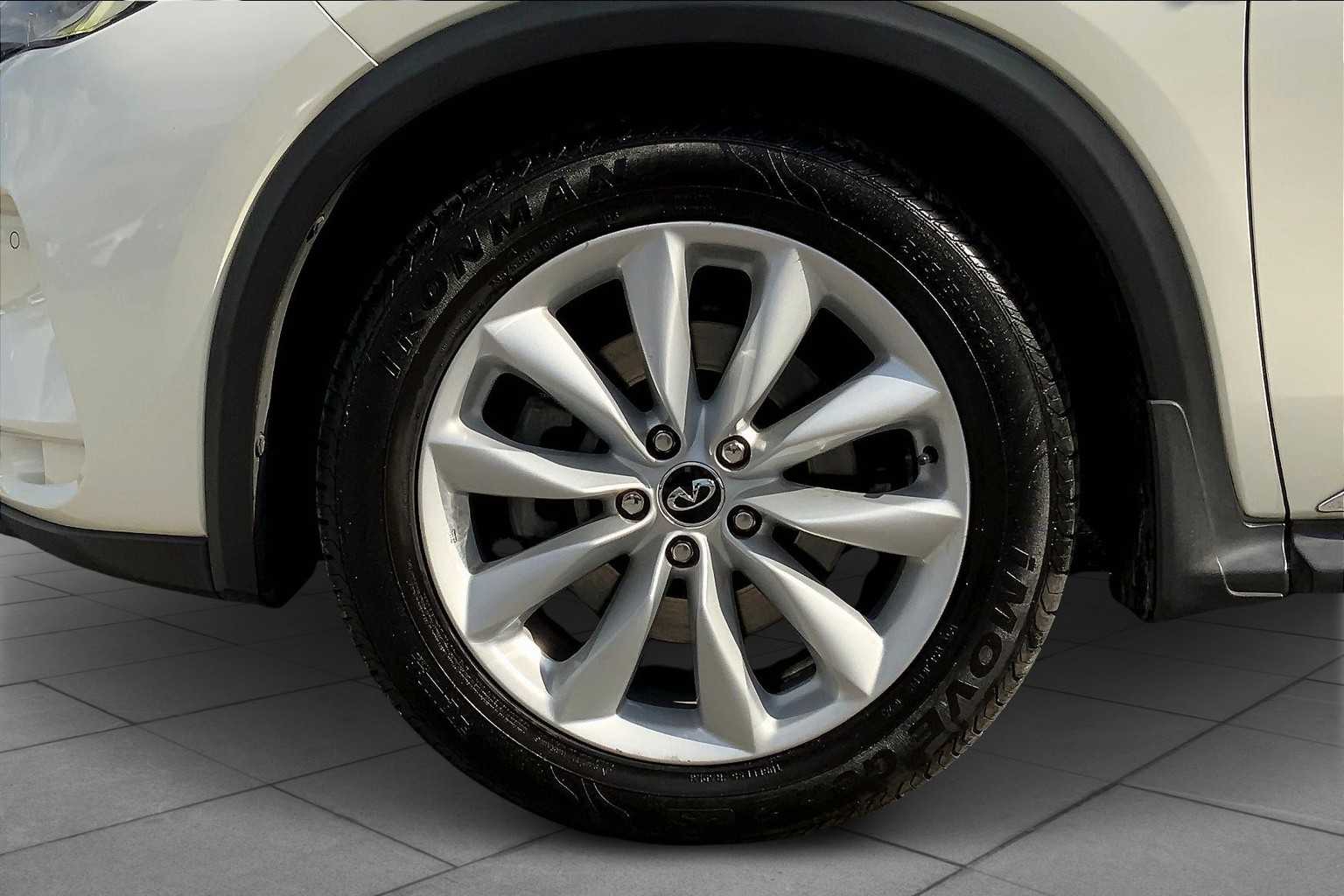 2019 Infiniti QX50 Essential photo 10