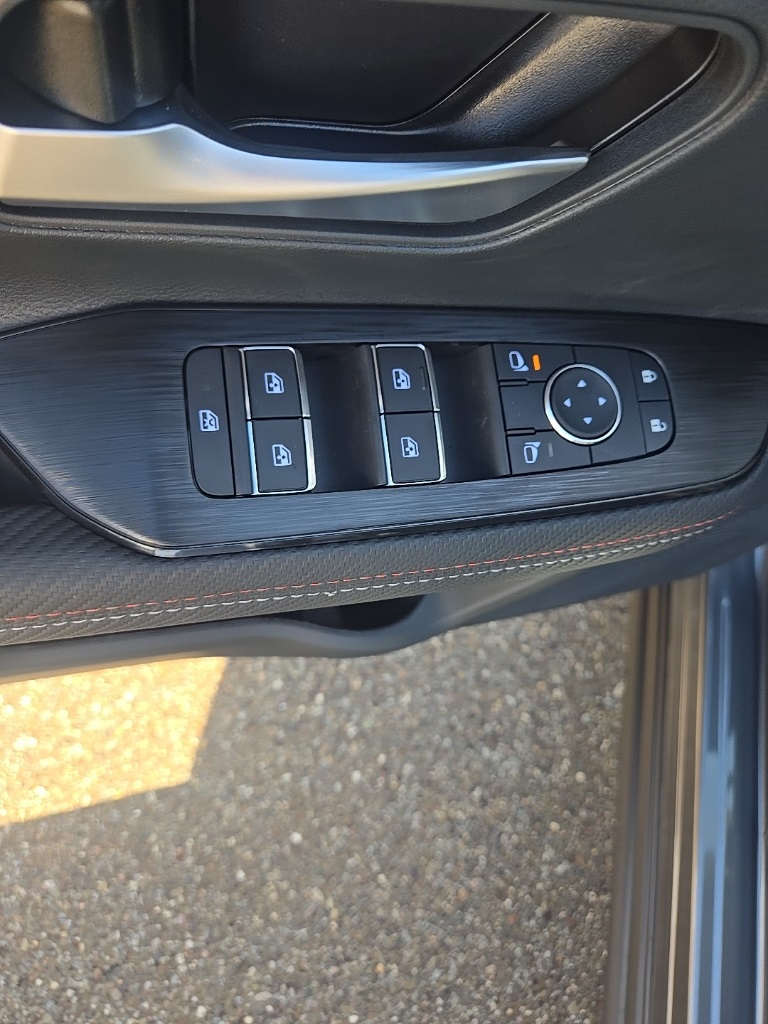 2026 Nissan Kicks SR photo 9
