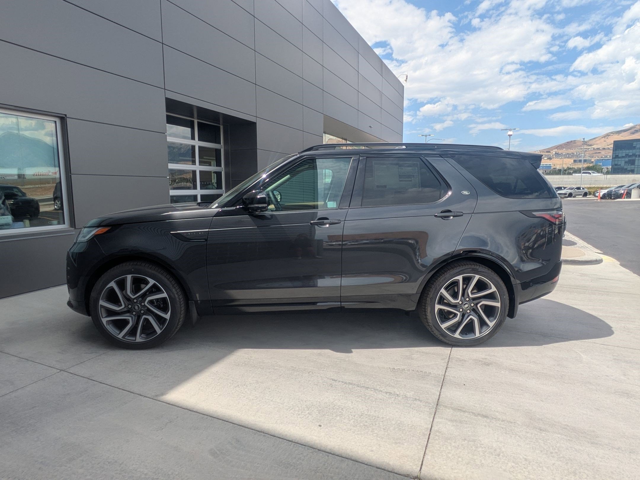 2025 Land Rover Discovery Metropolitan Edition photo 6