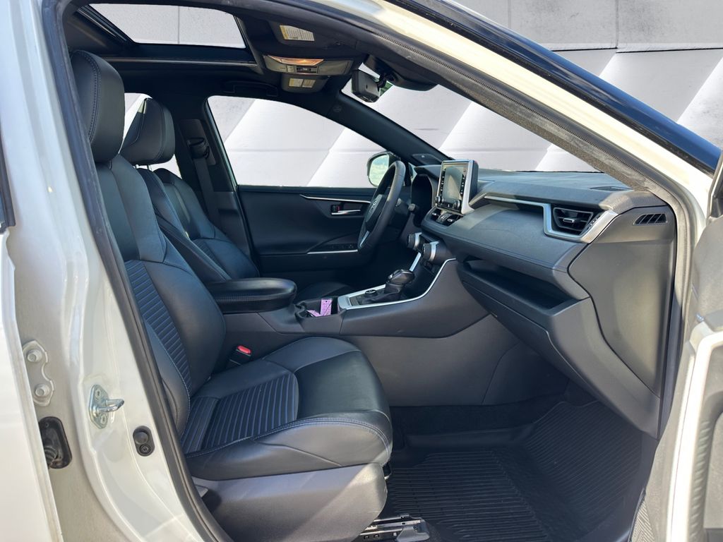 2020 Toyota RAV4 Hybrid XSE photo 12
