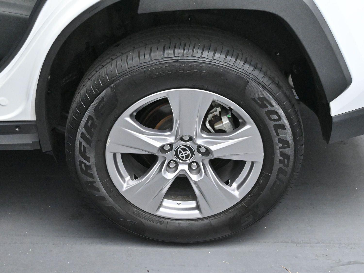 2023 Toyota RAV4 XLE photo 26