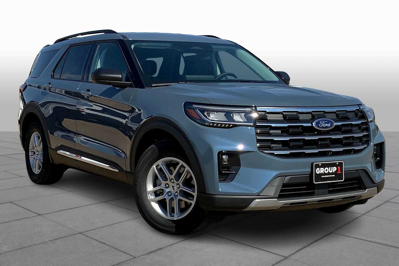2025 Ford Explorer photo 2