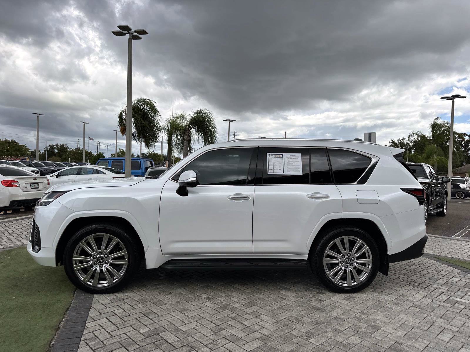 2023 Lexus LX 600 Ultra Luxury photo 3