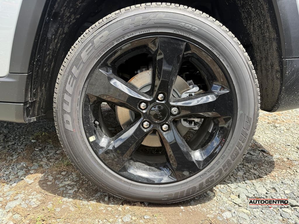 2025 Jeep Grand Cherokee Laredo Altitude photo 4