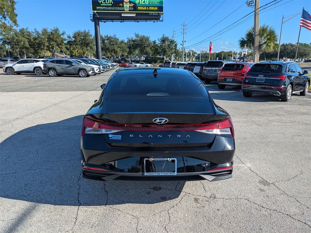 2023 Hyundai Elantra SEL photo 4