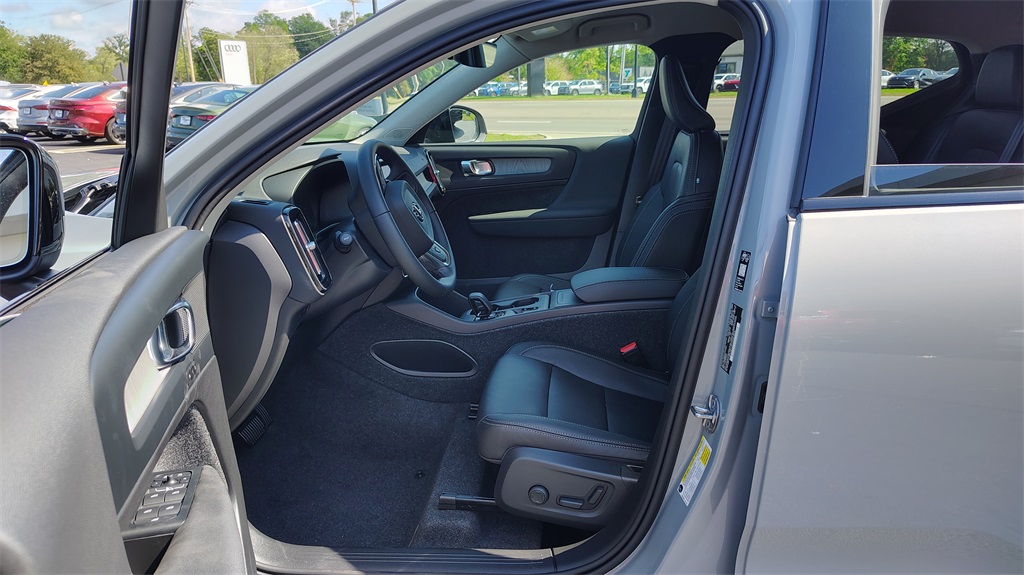 2026 Volvo XC40 Core photo 6