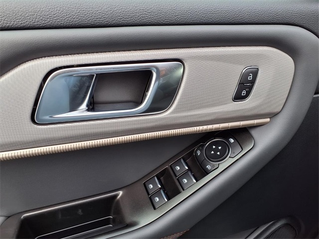 2025 Ford Explorer photo 10