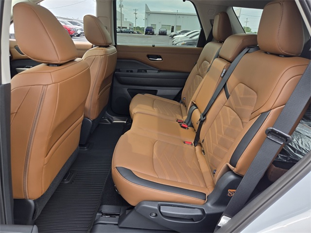 2025 Nissan Pathfinder Platinum photo 9