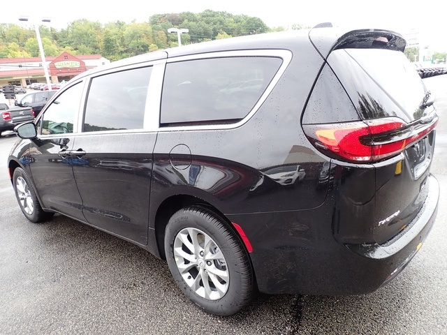 2026 Chrysler Pacifica photo 2