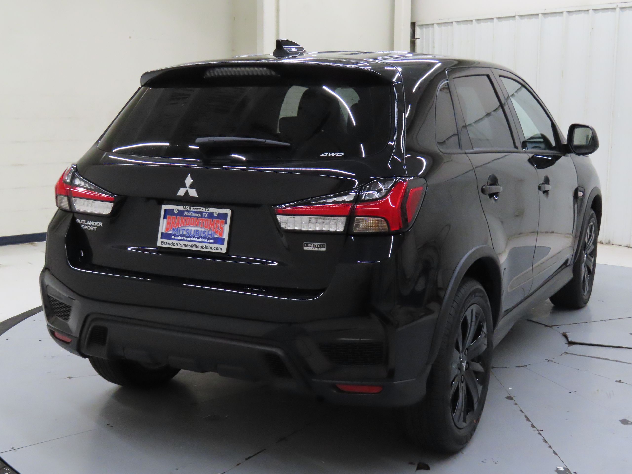 2025 Mitsubishi Outlander Sport LE photo 3