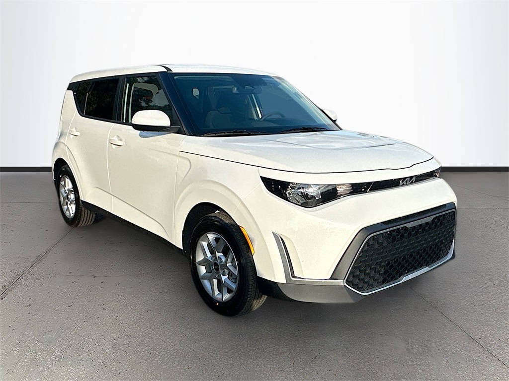 2025 Kia Soul LX's photo
