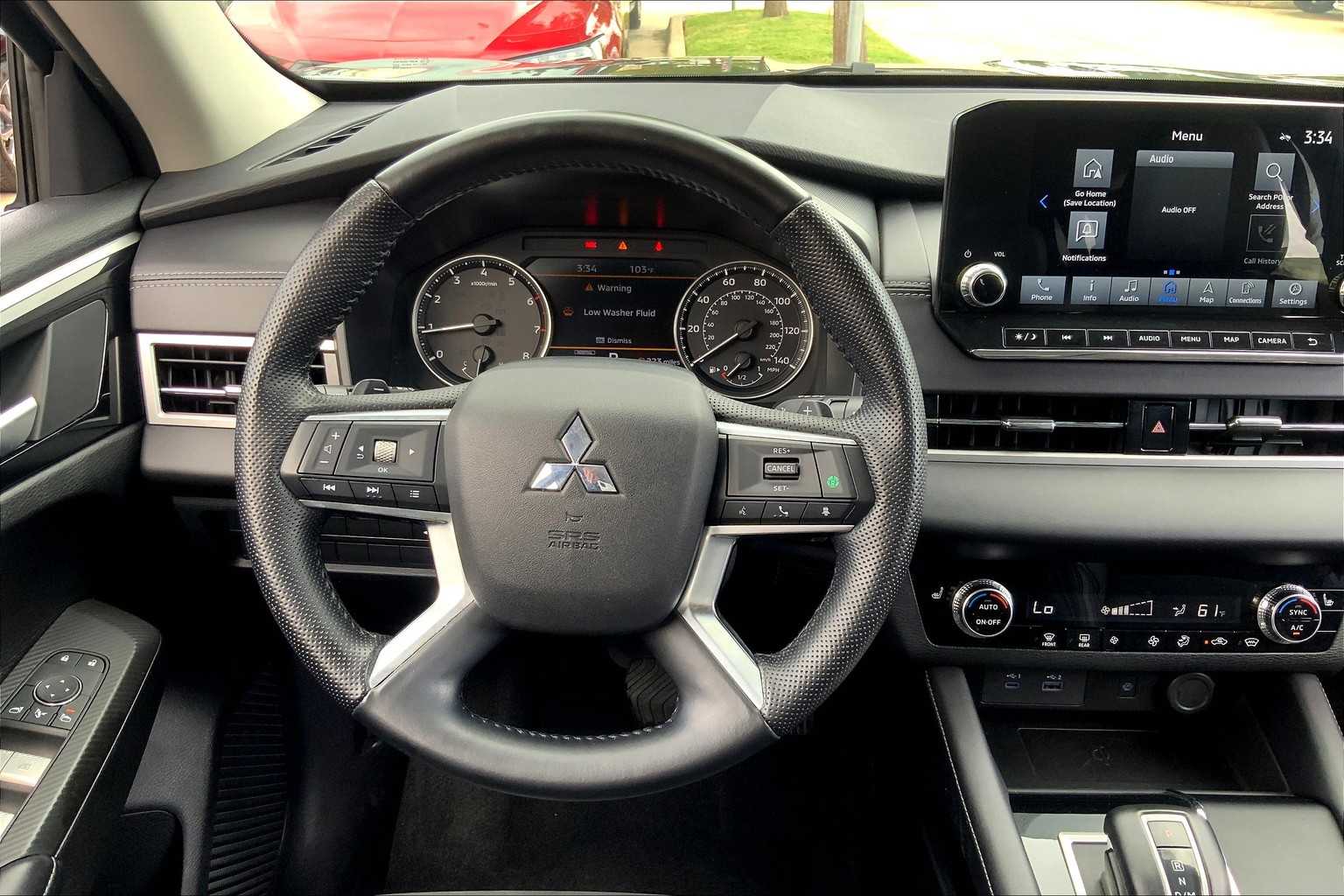 2024 Mitsubishi Outlander SE photo 2