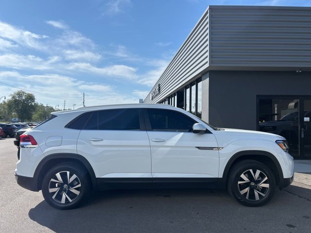 2022 Volkswagen Atlas Cross Sport SE photo 2