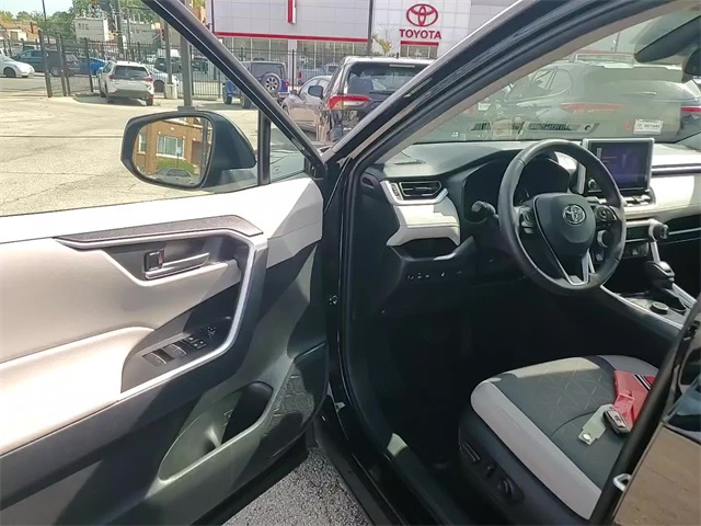 2025 Toyota RAV4 Hybrid XLE photo 9