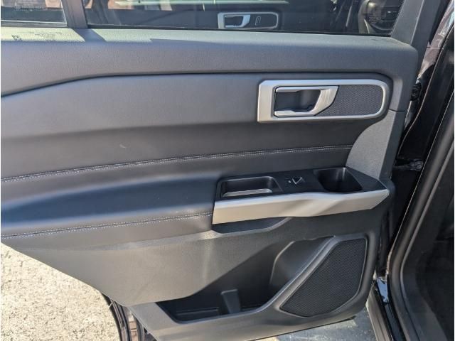 2023 Ford Explorer XLT photo 28