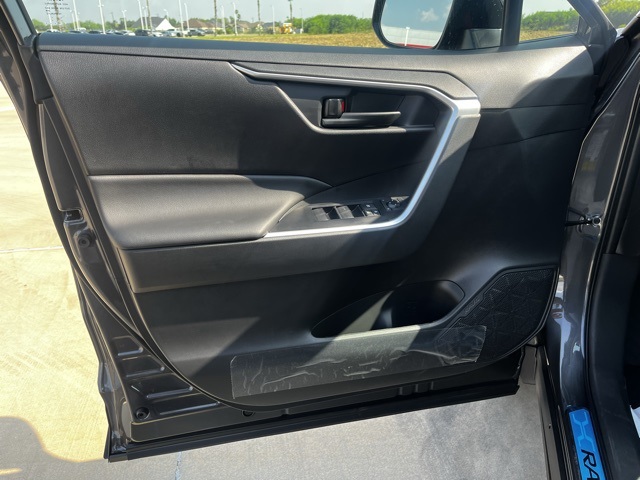2025 Toyota RAV4 LE photo 11