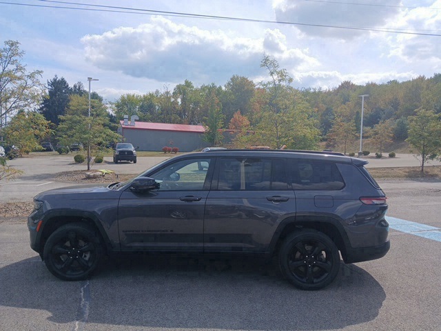 2023 Jeep Grand Cherokee Altitude photo 2