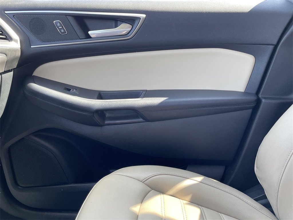 2022 Ford Edge SEL photo 16