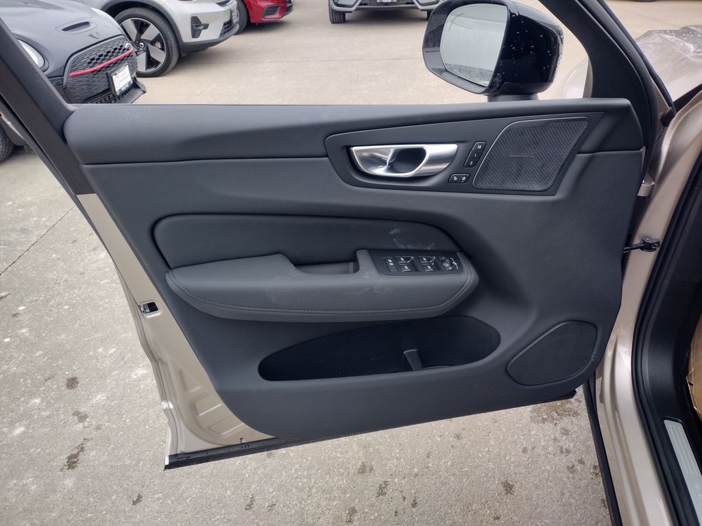 2026 VOLVO XC60 - Image 9