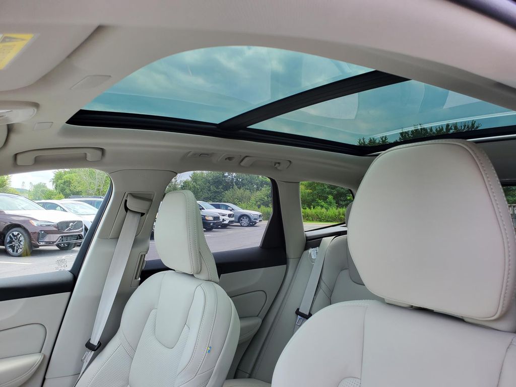 2026 Volvo XC60 B5 photo 5