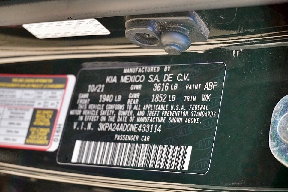 Used 2022 Black Kia S image 29