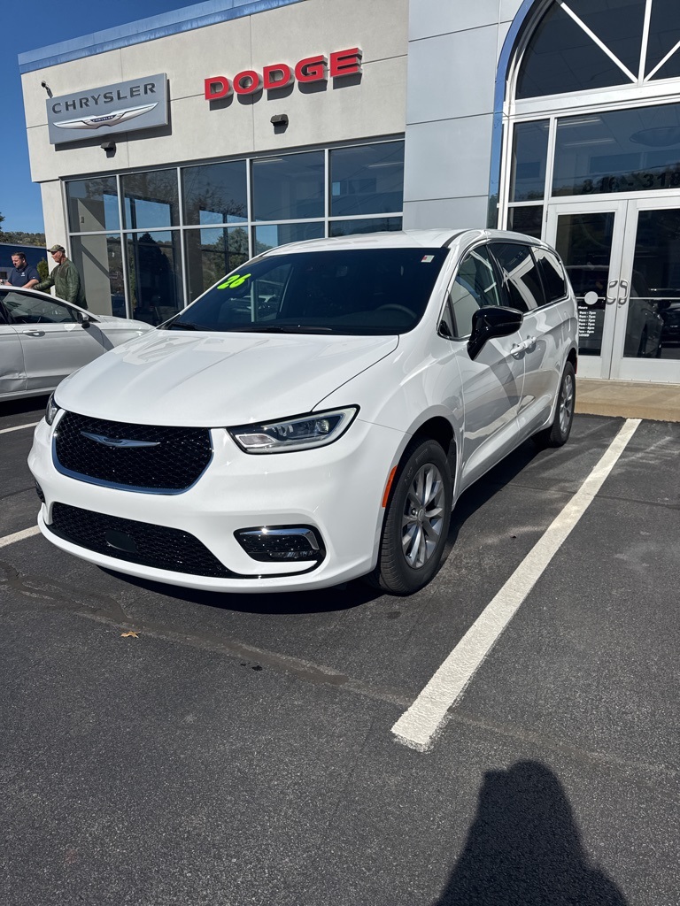 2026 Chrysler Pacifica photo 2