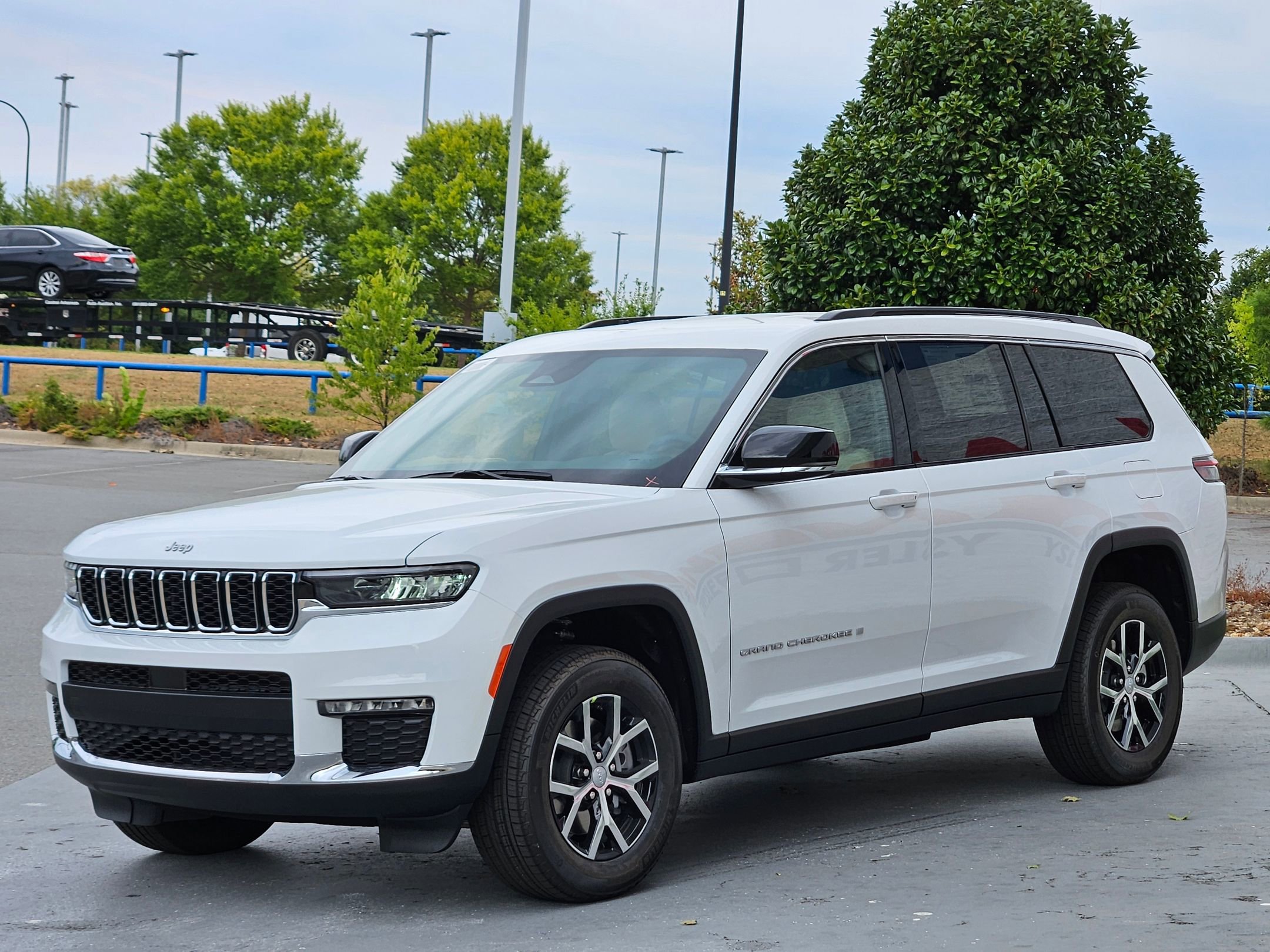 2025 Jeep Grand Cherokee Limited photo 3