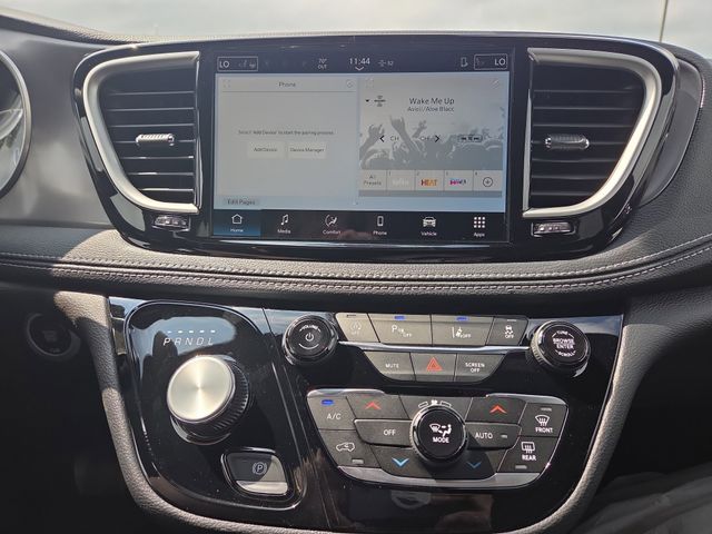 2026 Chrysler Pacifica photo 8
