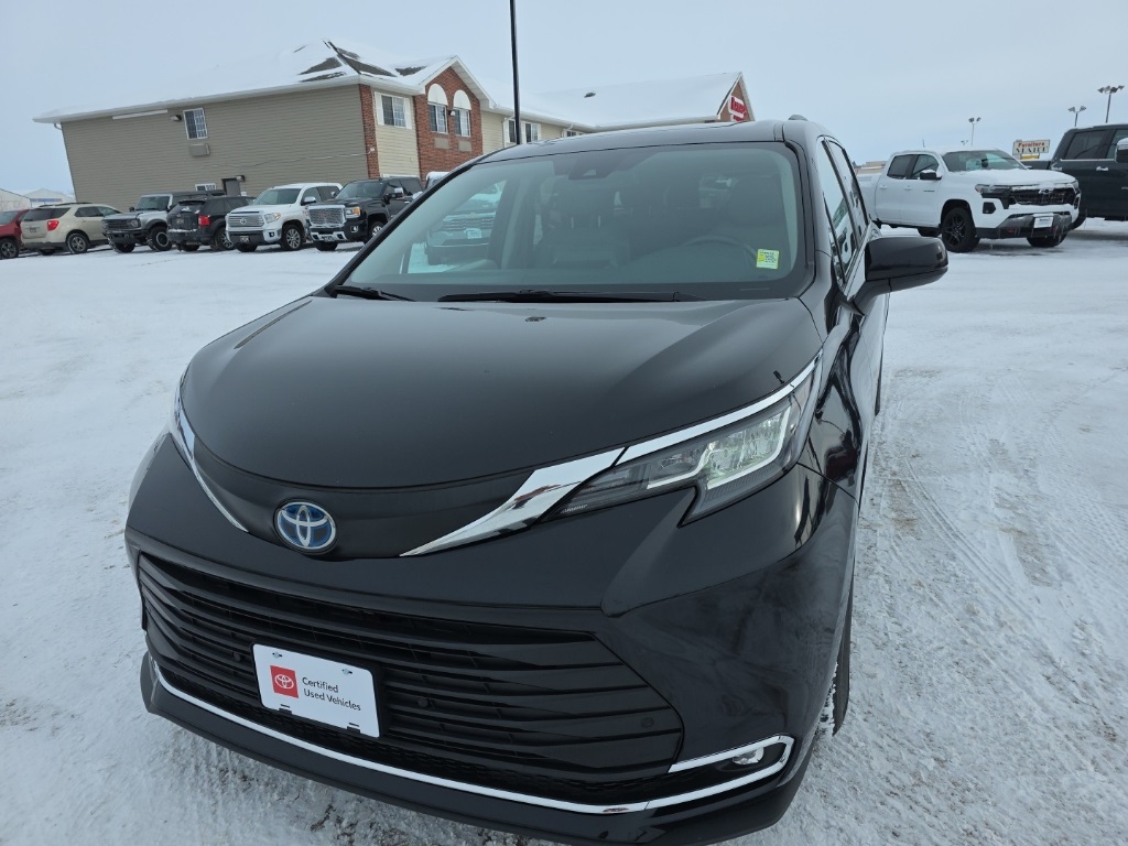 2023 Toyota Sienna XLE's photo