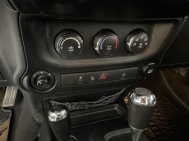 2014 Jeep Wrangler Unlimited Rubicon photo 24