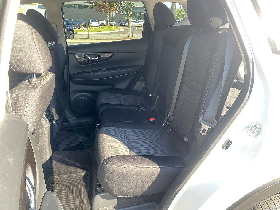 2019 Nissan Rogue SV photo 18