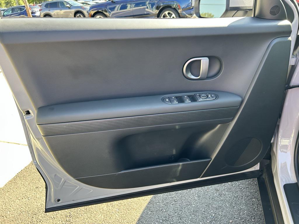 2025 Hyundai Ioniq 5 SE Standard Range photo 9