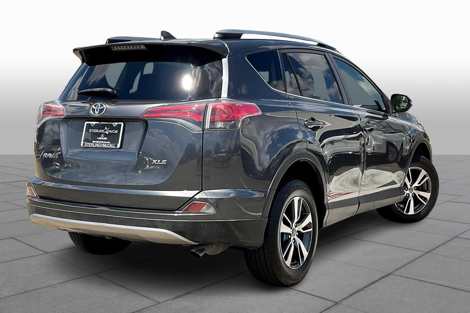 2017 Toyota RAV4 XLE photo 11