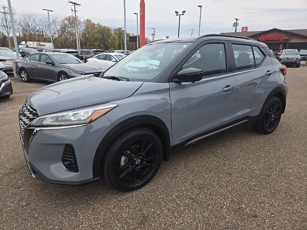 2023 Nissan Kicks SR photo 2