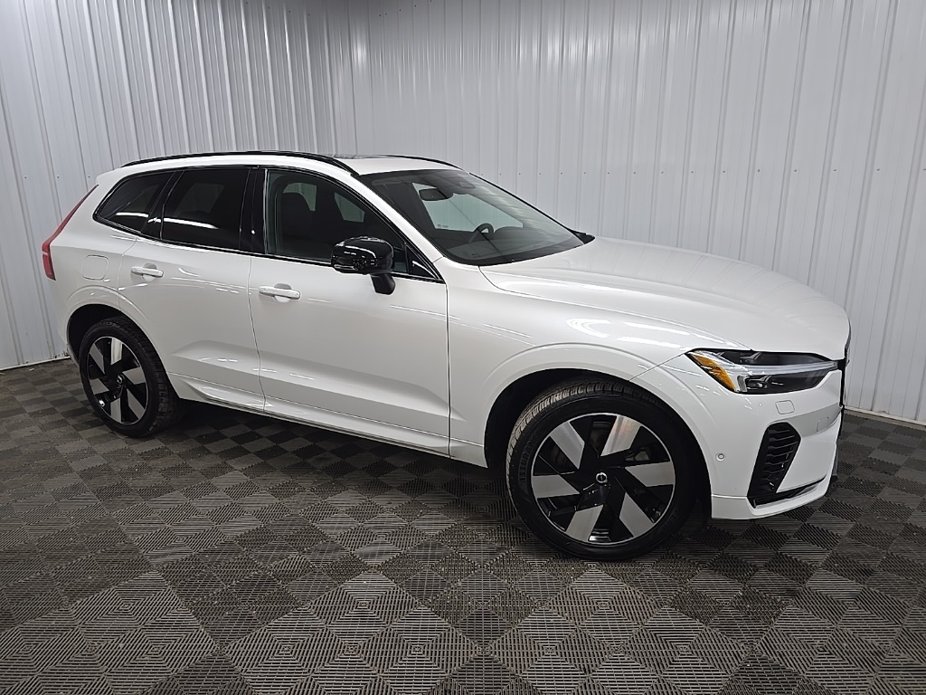 2023 Volvo XC60 Plus's photo