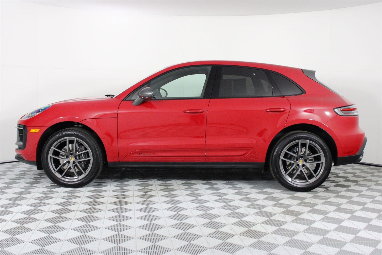 2025 Porsche Macan T photo 2