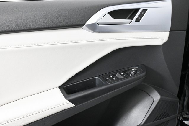 2025 Volkswagen Taos SE photo 4