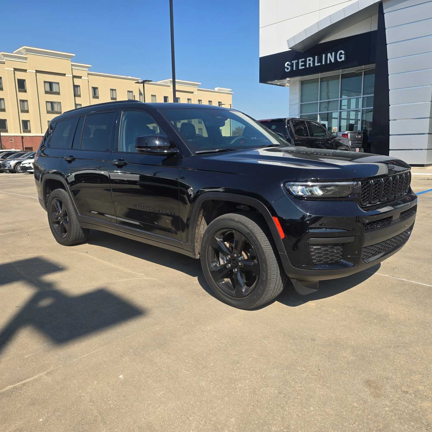 2023 Jeep Grand Cherokee Laredo Altitude photo 3