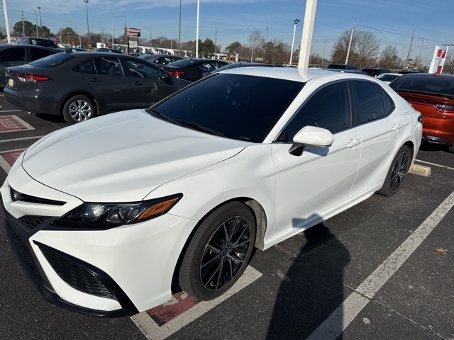 2023 Toyota Camry SE's photo