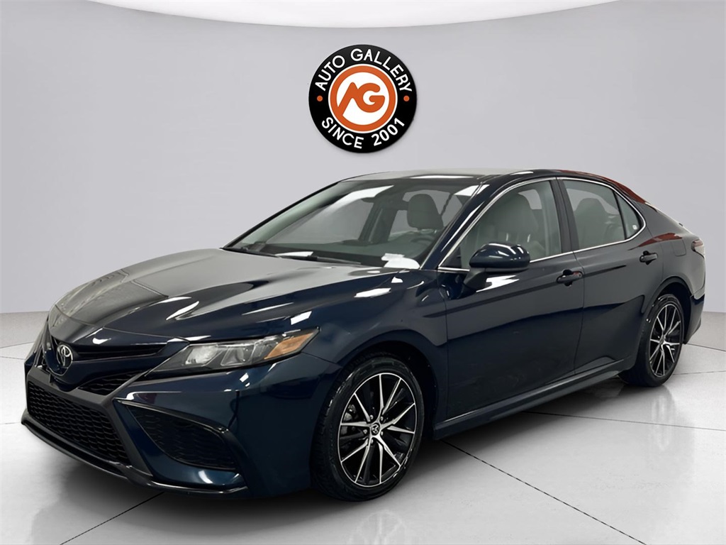 2021 Toyota Camry SE photo 3
