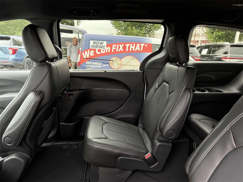 2025 Chrysler Pacifica photo 19