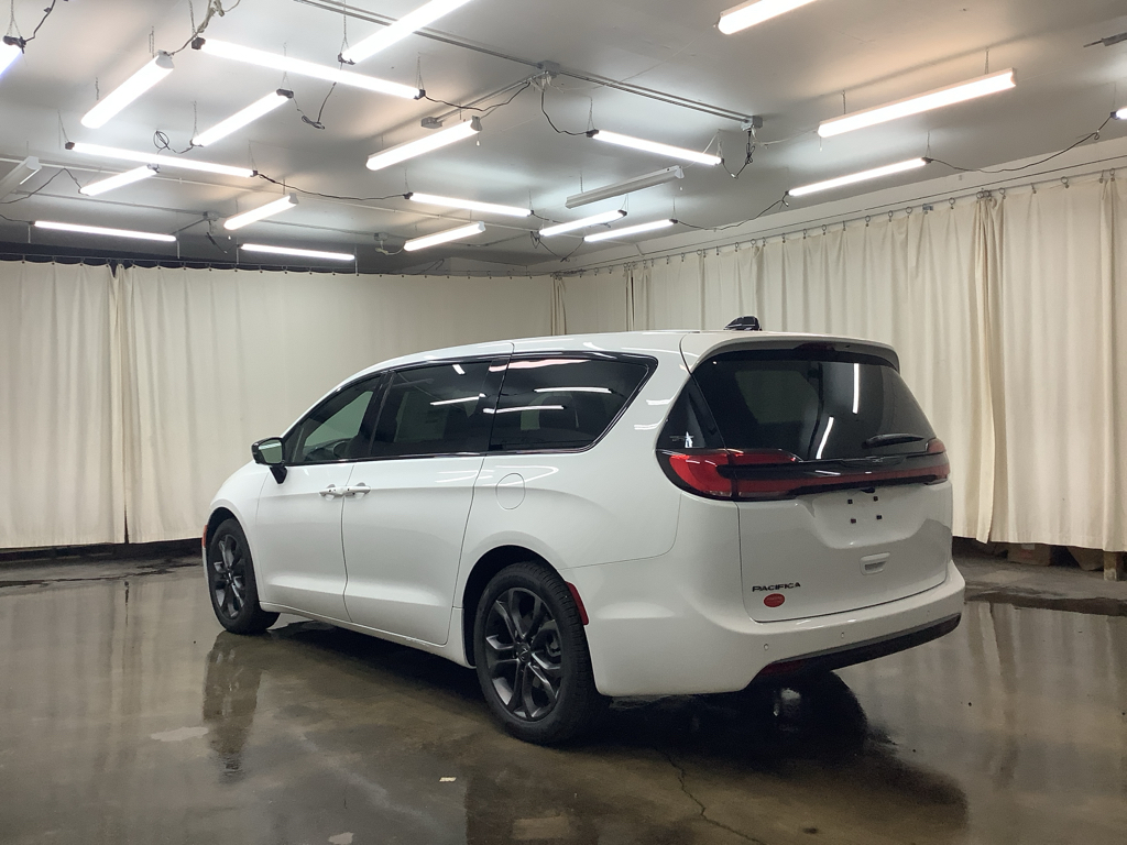 2026 Chrysler Pacifica photo 7